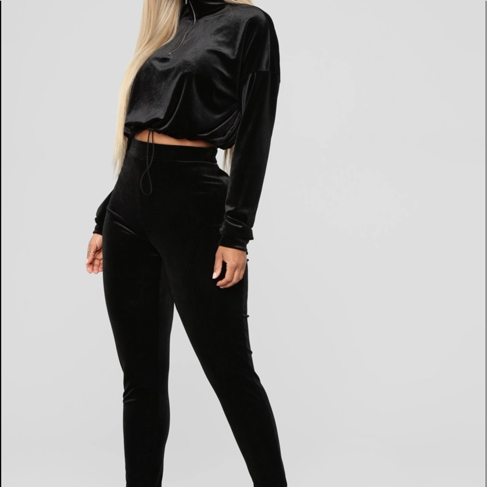 Fashion Nova Velvet lounge set (small)